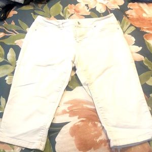 Cute 3/4 Capris Very Pale Pink size 12